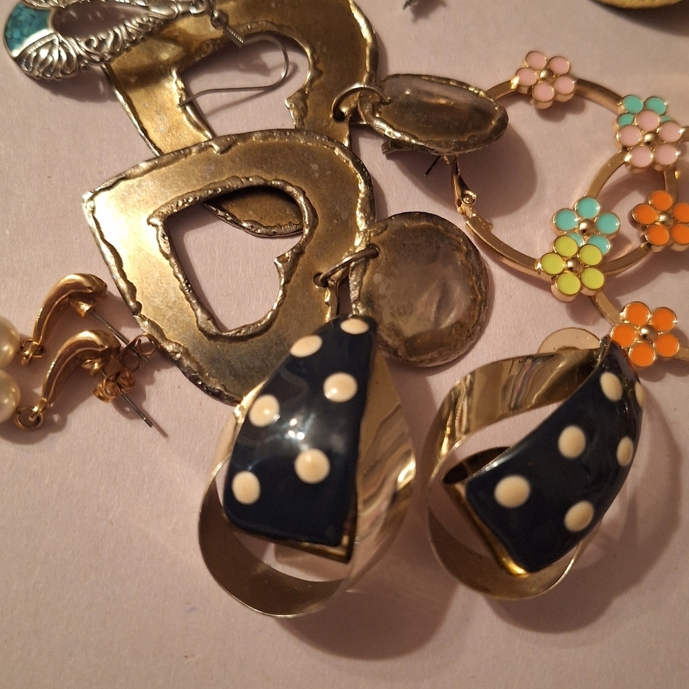 Fabulous Lot of Vintage Earrings Maximalism Edgy Boho Hippie ART TEACHER STYLE - Picture 10 of 10